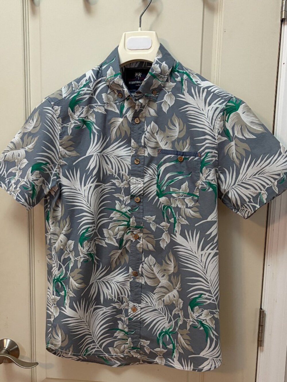 International Report  Mens Size M 100% Cotton B/D S/S Shirt. Floral Print